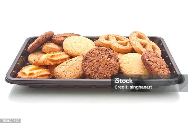 Mucchio Di Cookie Sul Vassoio In Plastica Nera Isolata - Fotografie stock e altre immagini di Alimentazione non salutare