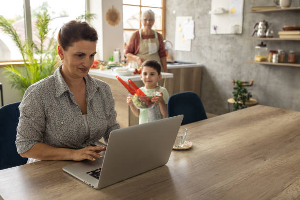 rodzina w domu - grandparent using computer laptop dining table zdjęcia i obrazy z banku zdjęć