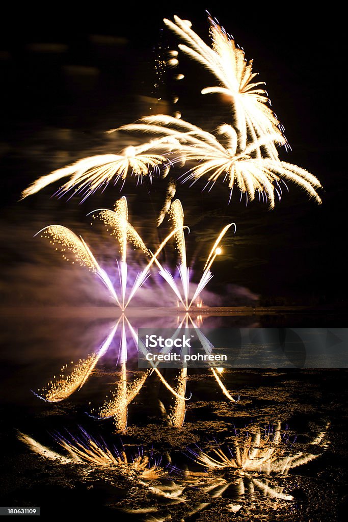 Dourado e roxos Fogos de Artifício - Royalty-free Ao Ar Livre Foto de stock