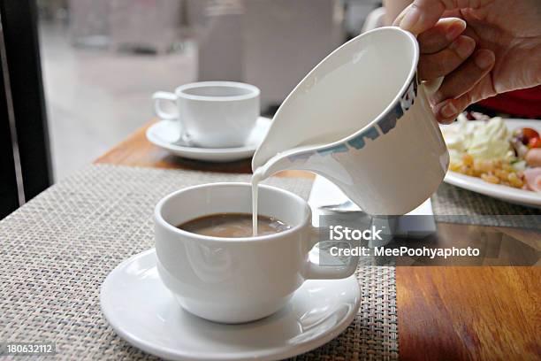 Verter La Leche En Una Taza De Café Foto de stock y más banco de imágenes de Afrodescendiente - Afrodescendiente, Beber, Bebida