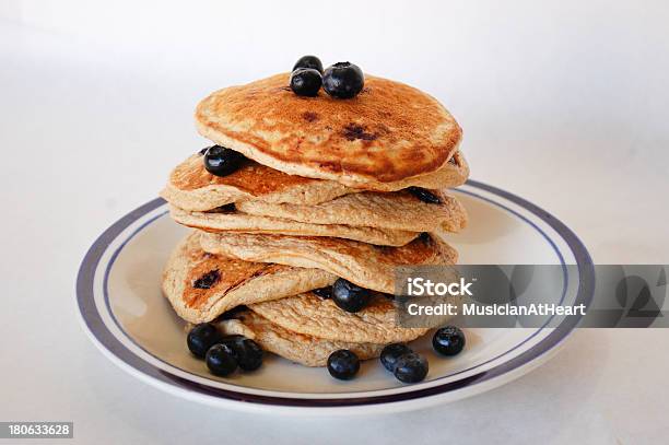 Foto de Panquecas De Mirtilo De Aveia e mais fotos de stock de Panqueca - Panqueca, Farinha de Aveia, Fundo Branco