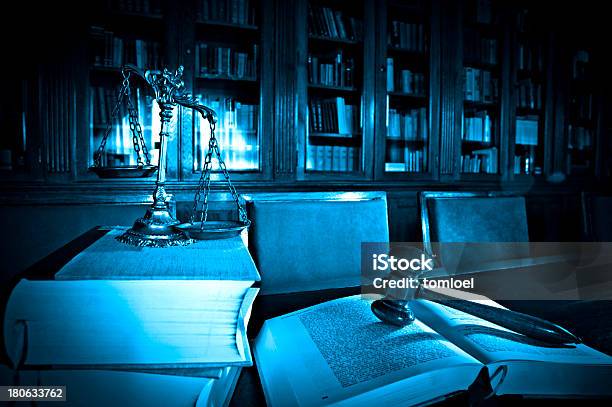 Decorativa Balança Da Justiça Na Biblioteca - Fotografias de stock e mais imagens de Justiça - Conceito - Justiça - Conceito, Advogado, Autoridade