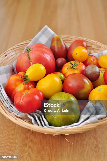 Colorato Pomodori Nel Mercato Degli Allevatori - Fotografie stock e altre immagini di Agricoltura - Agricoltura, Cibo, Cibo biologico