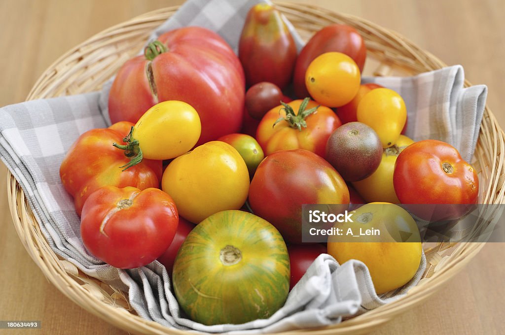 Colorato pomodori nel mercato degli allevatori - Foto stock royalty-free di Agricoltura