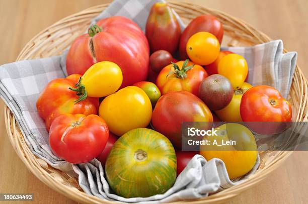 Colorato Pomodori Nel Mercato Degli Allevatori - Fotografie stock e altre immagini di Agricoltura - Agricoltura, Cibo, Cibo biologico