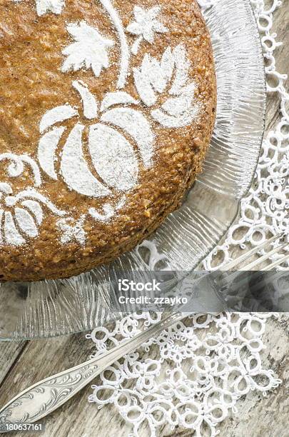 Kürbis Cake Auf Holztisch Stockfoto und mehr Bilder von Abnehmen - Abnehmen, Aufschäumen, Backen