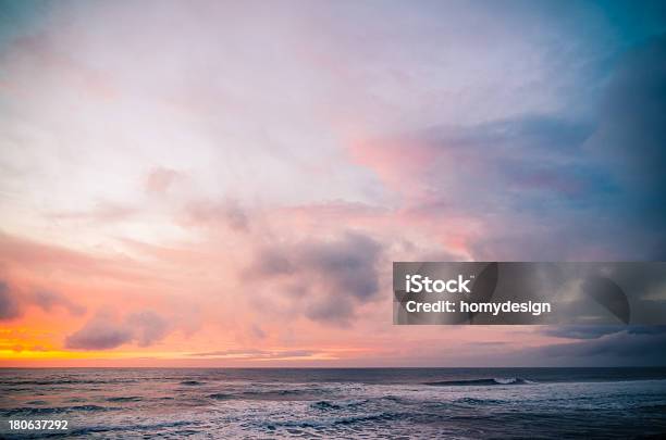 Pôr Do Sol Sobre Uma Praia - Fotografias de stock e mais imagens de Amanhecer - Amanhecer, Anoitecer, Ao Ar Livre
