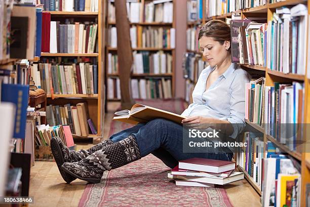 Jovem Mulher Grávida Ler Um Livro Na Biblioteca - Fotografias de stock e mais imagens de Grávida - Grávida, Aluno da Universidade, Universidade