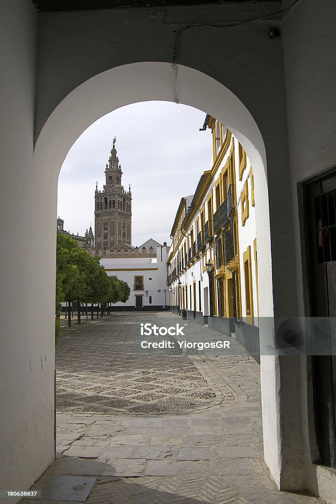 Quartier juif vue sur La cathédrale et de La Giralda de Séville, en Espagne - Photo de Antique libre de droits