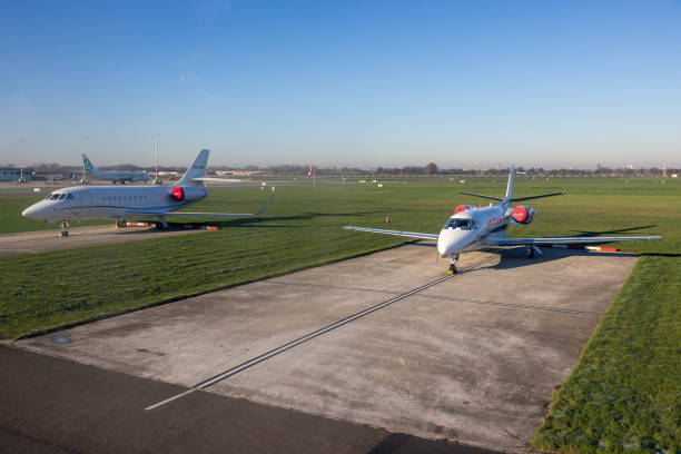 два частных самолета в аэропорту роттердама - falcon стоковые фото и изображения