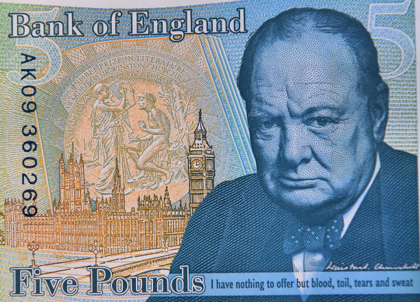 un portrait de winston churchill sur un billet de banque anglais - british sterling pounds photos et images de collection