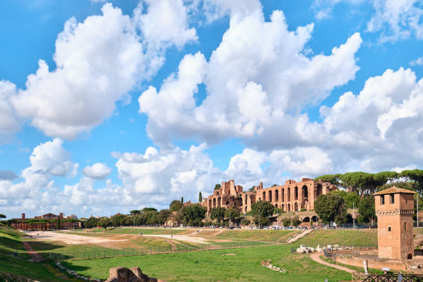 blick auf den palatin, das zentrum des römischen reiches im antiken rom, von der anderen seite des circus maximus, einem großen römischen stadion in rom - domus stock-fotos und bilder