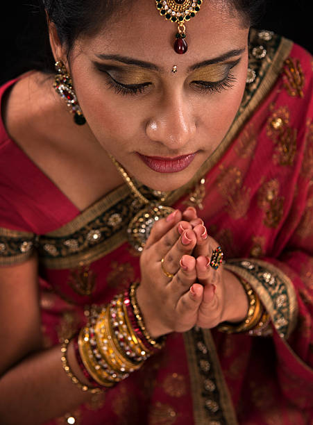 indische frau gebet in der - bollywood prayer position indian culture indian ethnicity stock-fotos und bilder