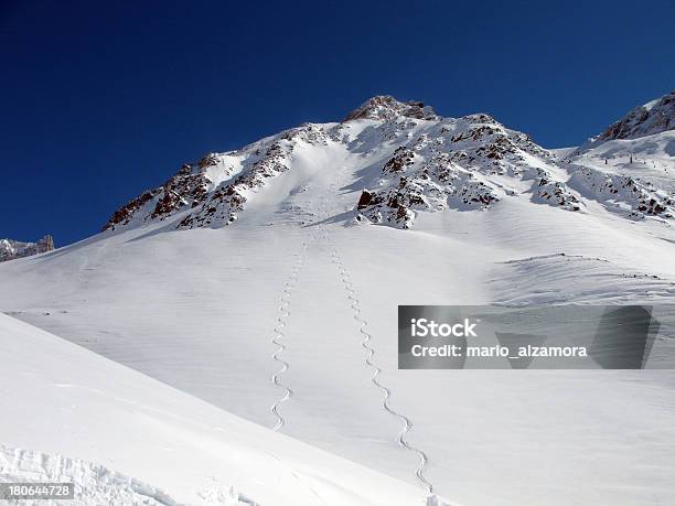 Śnieg Mountain Bezchmurne Niebo - zdjęcia stockowe i więcej obrazów Alpy - Alpy, Arktyka, Bez ludzi