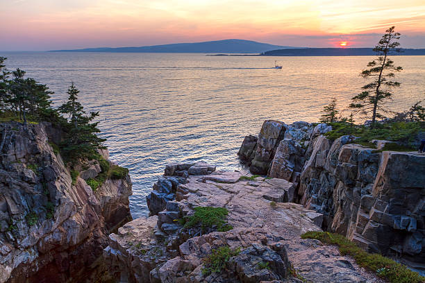 corvo imperiale s nest tramonto e barca da pesca - cadillac mountain maine new england usa foto e immagini stock