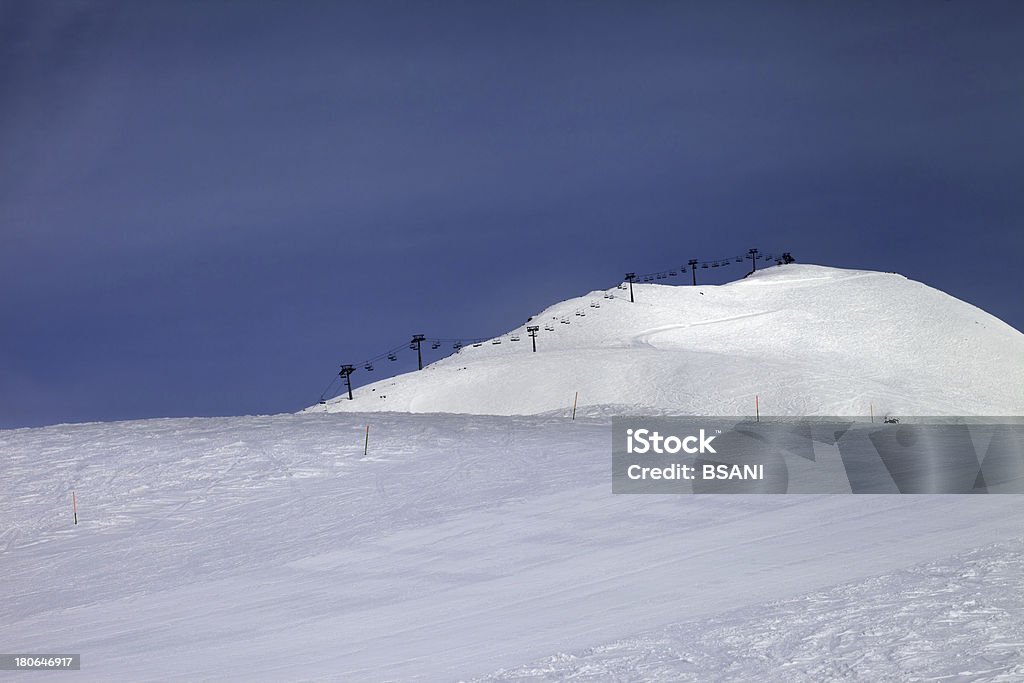 Piste de Ski et remontée mécanique contre ciel bleu - Photo de Bleu libre de droits