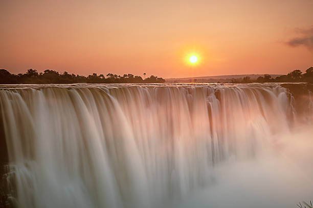 cataratas de victoria sunrise - victoria falls waterfall zimbabwe zambia fotografías e imágenes de stock