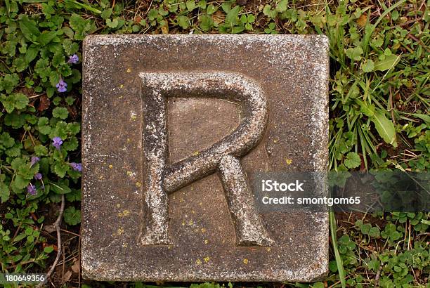 Bloco Letra R No Chão - Fotografias de stock e mais imagens de Alfabeto - Alfabeto, Ao Ar Livre, Bloco