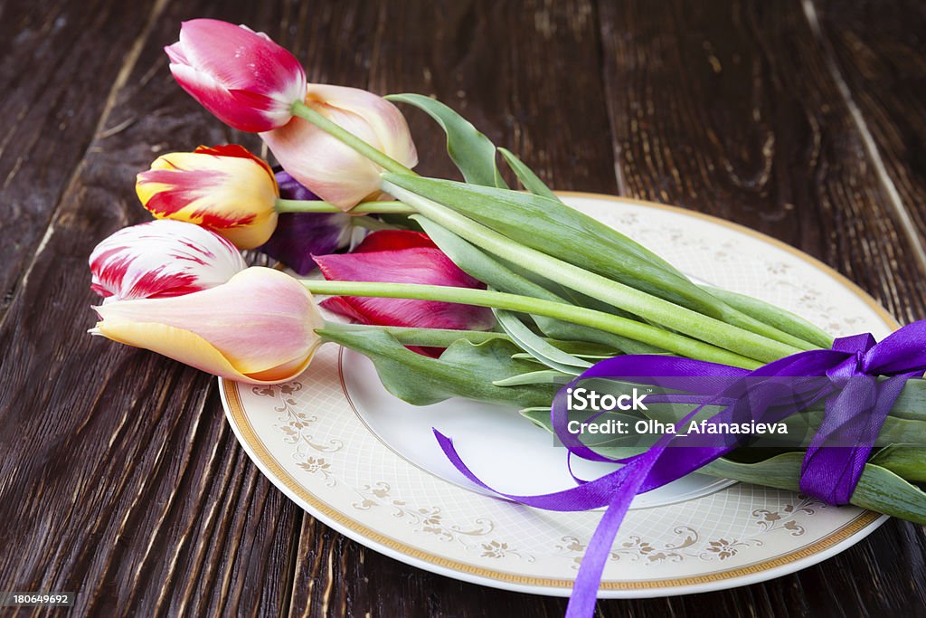 Manciata di tulipani su un piatto - Foto stock royalty-free di Bellezza naturale