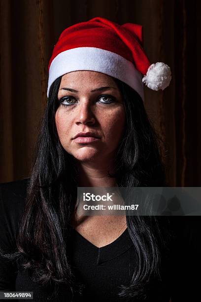 Zły Kobieta Z Santa Hat - zdjęcia stockowe i więcej obrazów Ciemny - Ciemny, Czapka Świętego Mikołaja, Dorosły