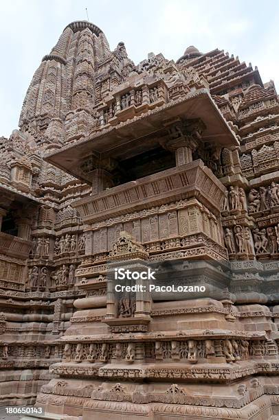 Templo Hindú Erótica En Khajuraho India Foto de stock y más banco de imágenes de Antiguo - Antiguo, Arenisca, Arquitectura