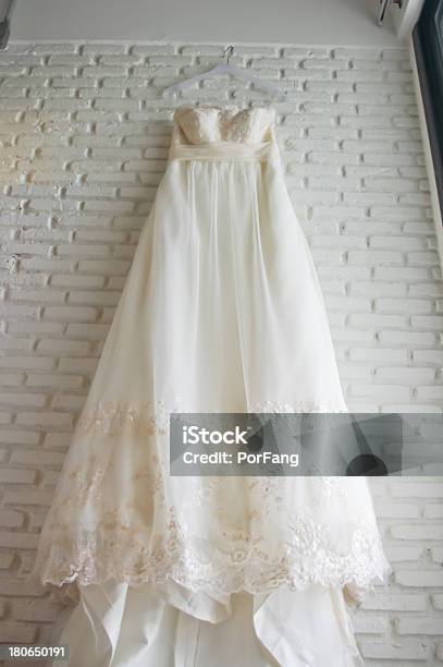 Hochzeitskleid Stockfoto und mehr Bilder von Beige - Beige, Einfachheit, Eleganz