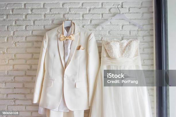 Hochzeitskleid Stockfoto und mehr Bilder von Beige - Beige, Einfachheit, Eleganz