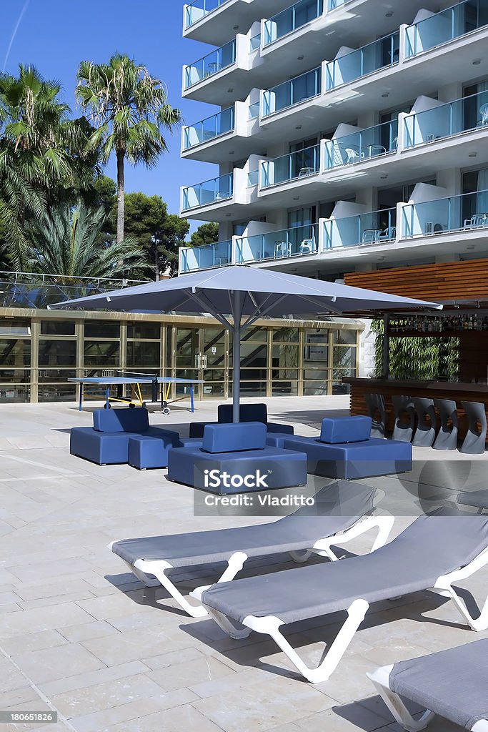 sunny lounge perto da Piscina - Royalty-free Ao Ar Livre Foto de stock