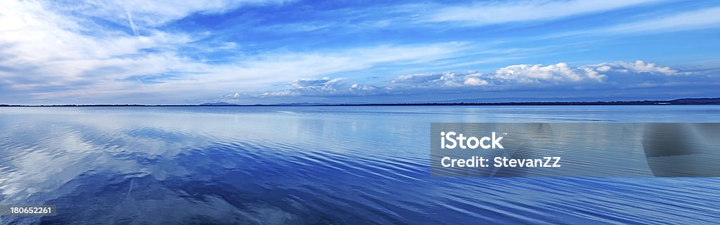 Azul vista panorámica al atardecer paisaje. Orbetello laguna, Argentario, Italia. - Foto de stock de Abstracto libre de derechos