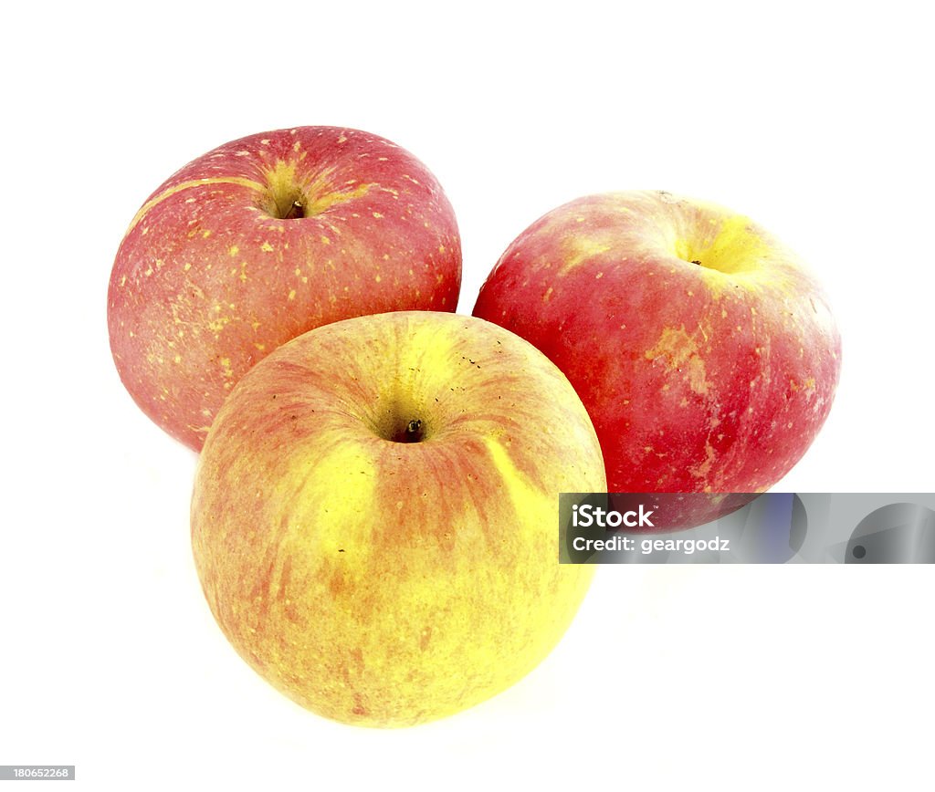 Vermelho fresco maduro e amarelo maçãs em fundo branco - Foto de stock de Comida royalty-free