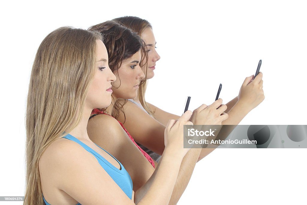 Gruppo di ragazze adolescente ossessionato con il telefono intelligente - Foto stock royalty-free di Eccesso