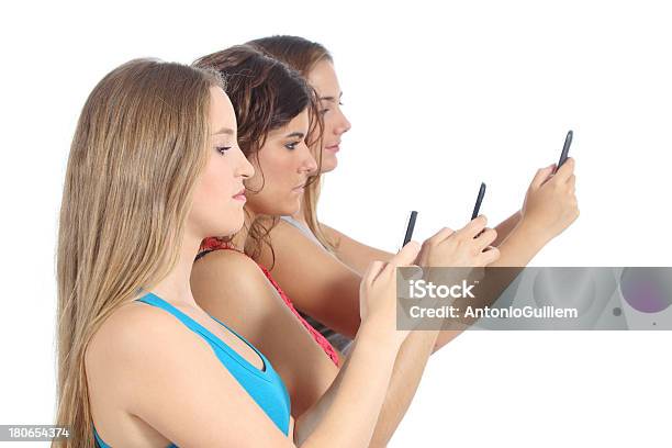 Gruppo Di Ragazze Adolescente Ossessionato Con Il Telefono Intelligente - Fotografie stock e altre immagini di Eccesso