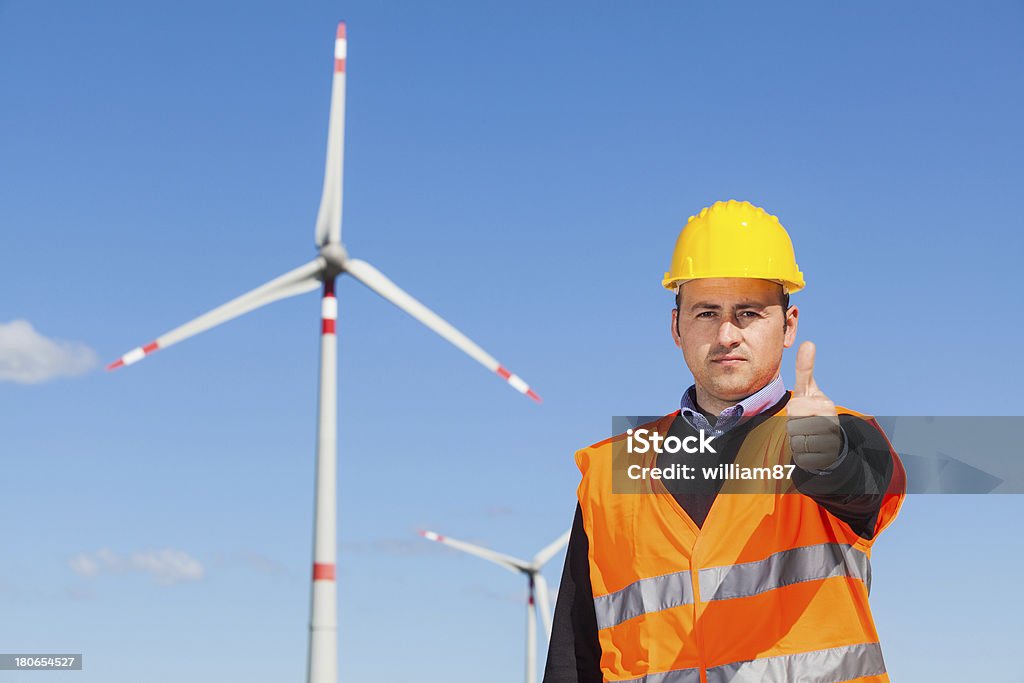 Técnico de ingeniería pulgares arriba con generador de energía eólica - Foto de stock de Accesorio de cabeza libre de derechos