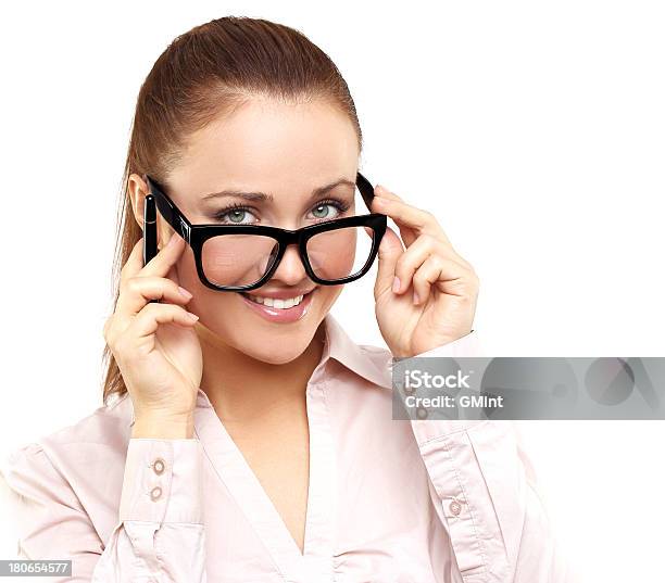 Joven Mujer Agarrando Su Gafas Y Sonriendo A La Cámara Foto de stock y más banco de imágenes de 20-24 años