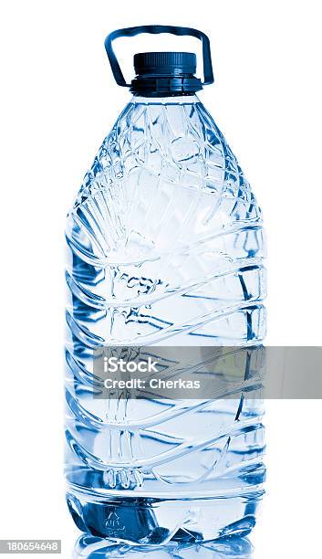 Пластиковая Бутылка Воды — стоковые фотографии и другие картинки Без людей - Без людей, Белый, Белый фон