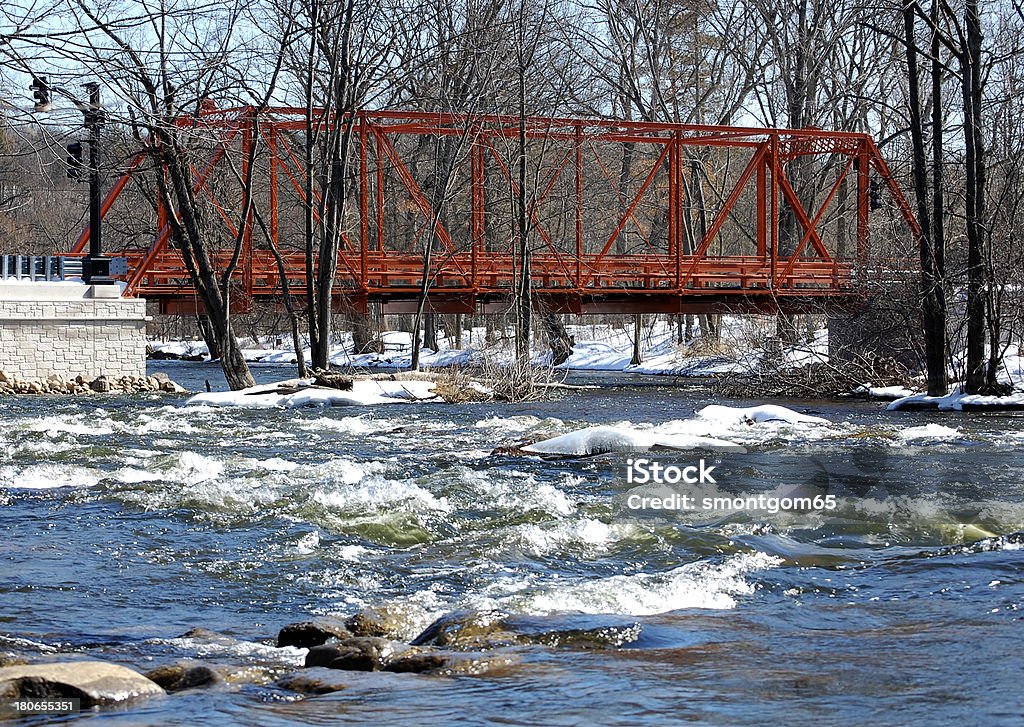 Ferro battuto Ponte reticolare, vista sul fiume - Foto stock royalty-free di Acciaieria