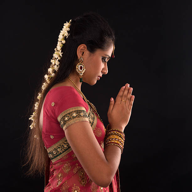 indische frau gebet - bollywood prayer position indian culture indian ethnicity stock-fotos und bilder