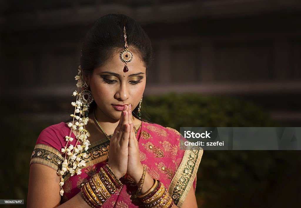 Young Indian Chica rezar - Foto de stock de Adulto libre de derechos