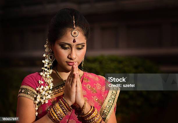 若いインドの女の子祈る - 1人のストックフォトや画像を多数ご用意 - 1人, お祝い, アジアおよびインド民族