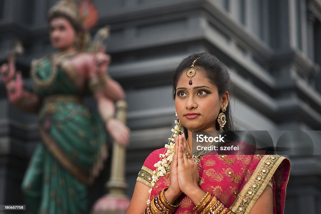 Молодая индийская женщина, Молиться - Стоковые фото Индийского происхождения роялти-фри