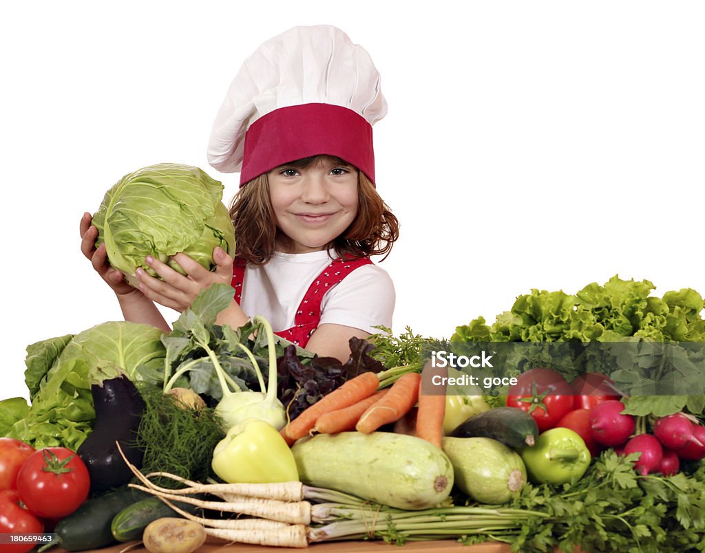 Kleines Mädchen Kochen mit Kohl und Gemüse - Lizenzfrei Aubergine Stock-Foto