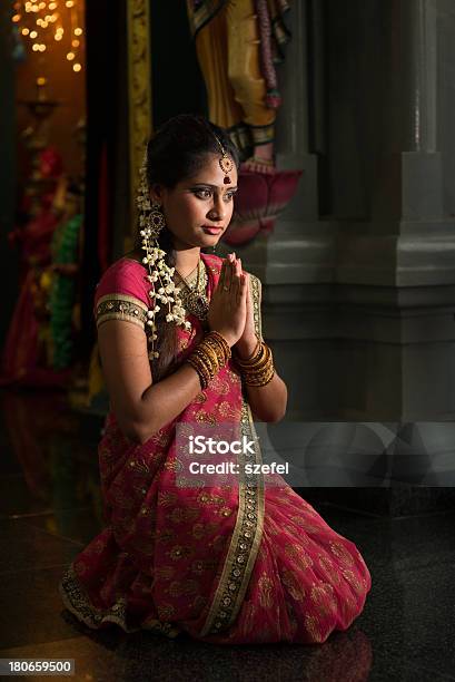 Indische Frau Beten Stockfoto und mehr Bilder von Asiatischer und Indischer Abstammung - Asiatischer und Indischer Abstammung, Attraktive Frau, Beten