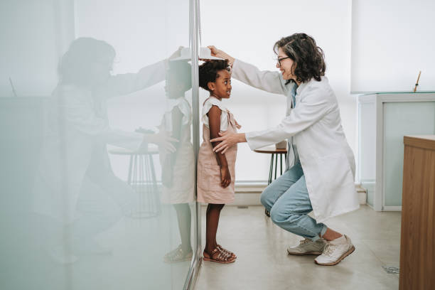 criança na consulta médica medindo altura - tall human height women measuring - fotografias e filmes do acervo