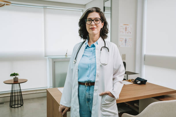 fotografii de stoc, fotografii și imagini scutite de redevențe cu portretul unei femei medic la locul de muncă - control medical