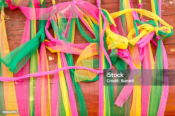 Mehrfarbiges Gewebe Umkleidet Heiligen Baum Stockfoto und mehr Bilder von Abstrakt - Abstrakt, Alt, Asien