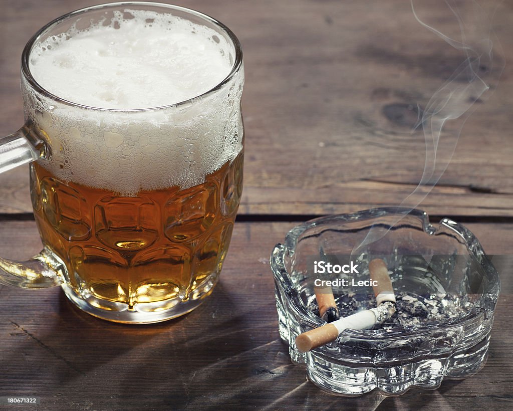 Piwo i papierosa - Zbiór zdjęć royalty-free (Alkohol - napój)