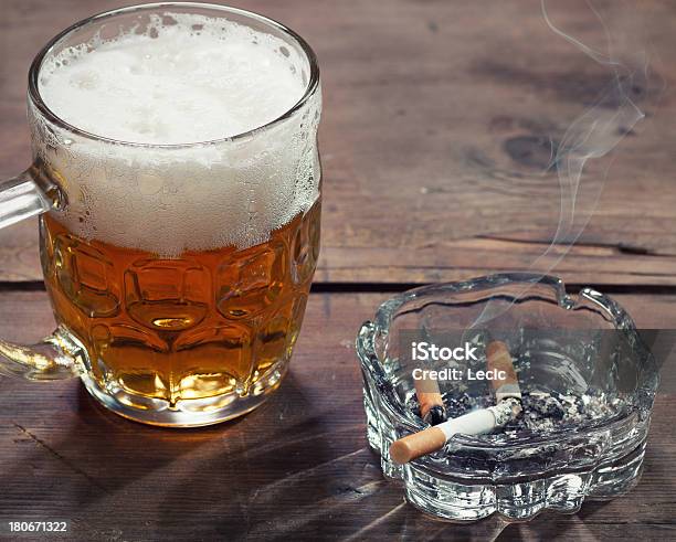 Piwo I Papierosa - zdjęcia stockowe i więcej obrazów Alkohol - napój - Alkohol - napój, Bańka, Bez ludzi