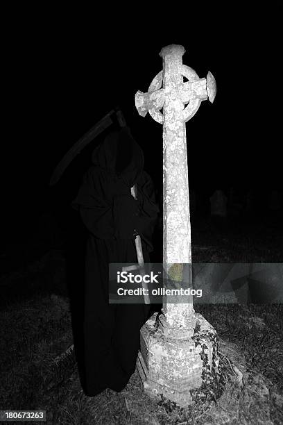 Foto de Grim Reaper e mais fotos de stock de A Morte - A Morte, Assustador, Cemitério