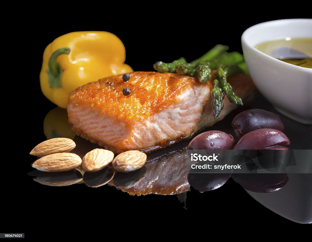 omega - 3 dieta mediterránea. - Foto de stock de Salmón a la plancha libre de derechos