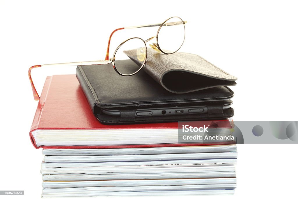 Verres lecteur e-book pile de livres, isolé sur blanc - Photo de Couleur noire libre de droits